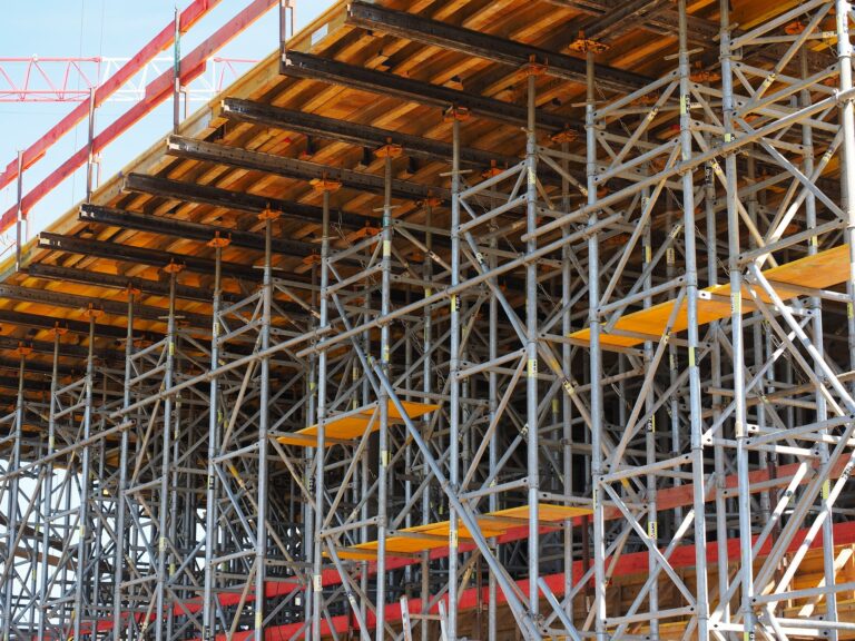 Zigzag scaffolding ladder for industrial construction
